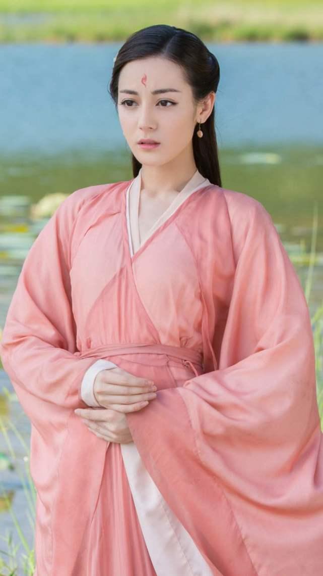 娱乐吃瓜君迪丽热巴吴磊,甜蜜互动引粉丝热议